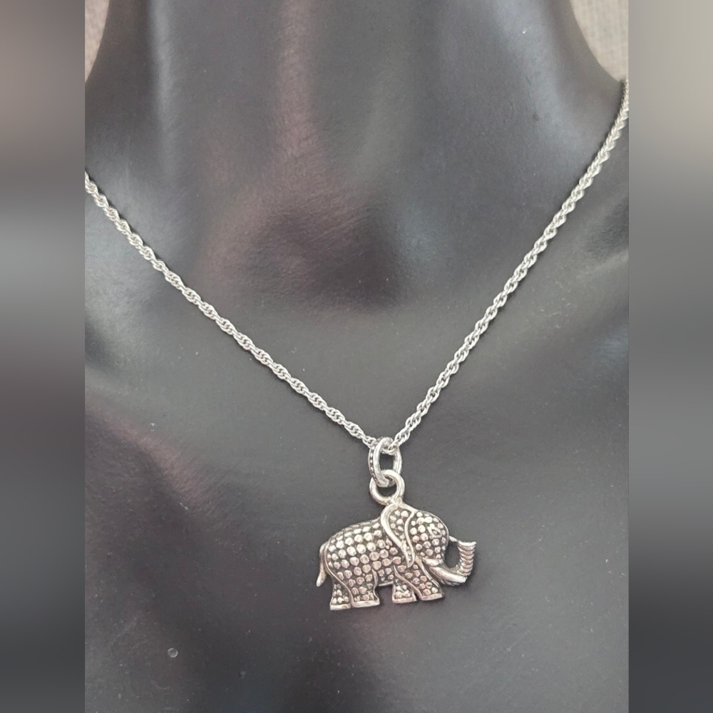 Elegant 925 Silver Elephant Pendant Necklace - Picture 6 of 8